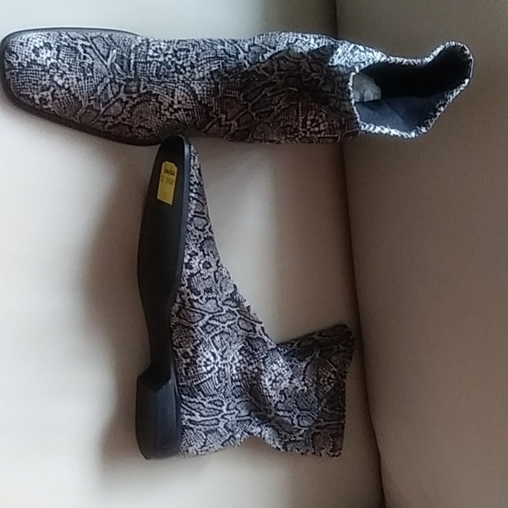 Women leather black leopard ankle boots by Studio, size 9 1/2 Narrow